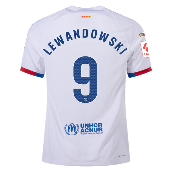 Camiseta de FC Barcelona visitante blanco, rojo y azul de 2023-2024, Robert Lewandowski, vista espalda