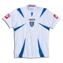 Foto de la camiseta de fútbol oficial de Serbia